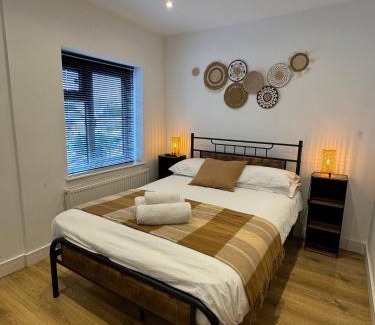 Livesey Hotel | Townhouse Studio with Kitchen & Ensuite - Great Location
