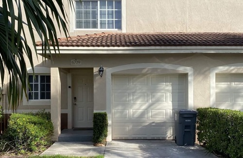 Jog Road House | Townhouse with Grill near Delray Beach