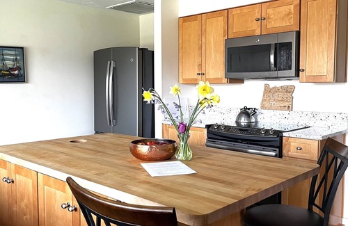 College Hill House | Tracktown & Duck fans enjoy! Sleeps 6, Spacious 1600sq ft + private yard!