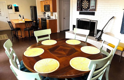 College Hill House | Tracktown & Duck fans enjoy! Sleeps 6, Spacious 1600sq ft + private yard!