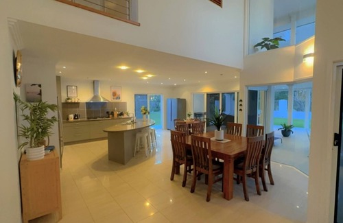 Burrum Heads House | Tradewinds - Sleeps 8-4 Beds-Ducted air-Wifi-2 Smart TVs-Pool-Room for boat