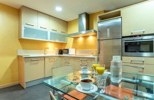 Figares Apartment | Traditional 4 bedrooms apartment in the center of Granada. Martinez Campos