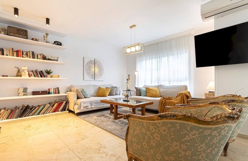 Figares Apartment | Traditional 4 bedrooms apartment in the center of Granada. Martinez Campos