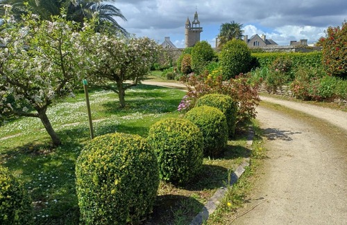 Henvic House | Traditional house in Henvic, green garden, close to the sea.