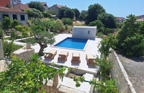 Sveti Filip i Jakov House | Traditions stone house, minutes from the beach