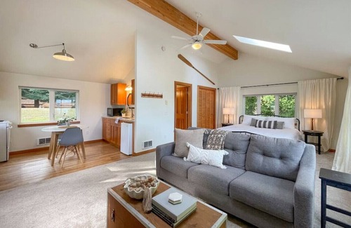 Sequim Cottage | Trail Studio · Sequim Bay, Discovery Trail, Bikes, National Park