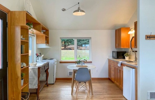 Sequim Cottage | Trail Studio · Sequim Bay, Discovery Trail, Bikes, National Park