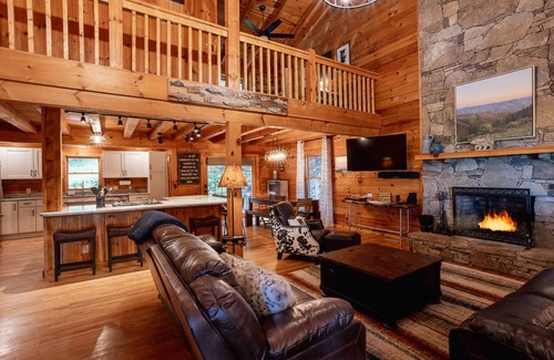 Waynesville House | Trailblazers Cabin | Newly Renovated Log Cabin | Mountain Views and Hot Tub