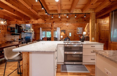 Waynesville House | Trailblazers Cabin | Newly Renovated Log Cabin | Mountain Views and Hot Tub