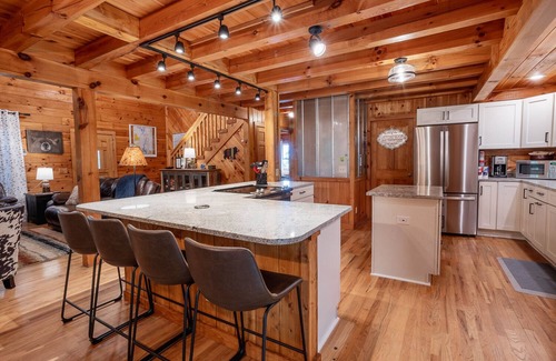 Waynesville House | Trailblazers Cabin | Newly Renovated Log Cabin | Mountain Views and Hot Tub