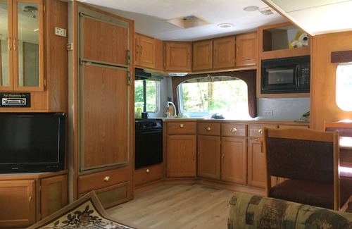 Savary Island House | Trailer in back yard