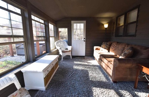 Logan House | Trailhead Chalet🌲Old Man’s Cave, Hot Tub, Private Trails, WiFi, Netflix🌲