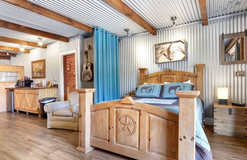 Bandera Cottage | Trails End Hideaway in Bandera