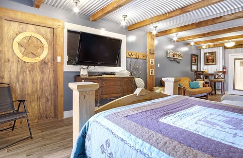 Bandera Cottage | Trails End Hideaway in Bandera