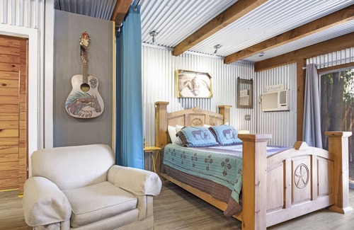 Bandera Cottage | Trails End Hideaway in Bandera
