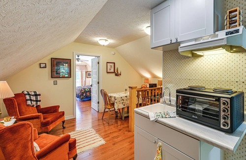 Rockfield Apartment | Trails & Fishing Pond at Serene Delphi Getaway