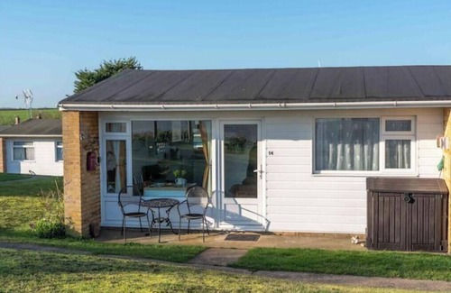 Kessingland Ski Chalet | Tranquil 2-bedroom chalet in Kessingland overlooking the sea