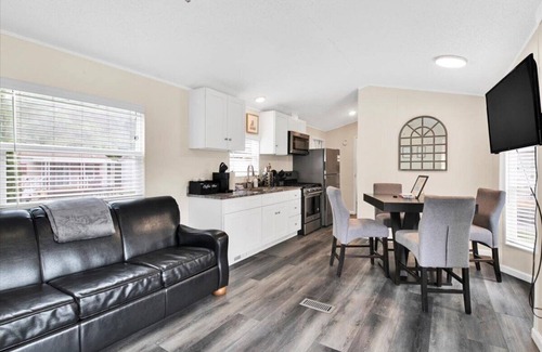 Gatlinburg - Pigeon Forge RV Rental | Tranquil 2BR Cottage near Dollywood