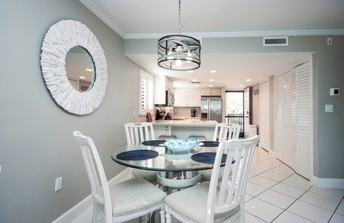Shell Harbor Condo | Tranquil 2nd floor beachfront condo on Sanibel Island - Sandalfoot 2A2