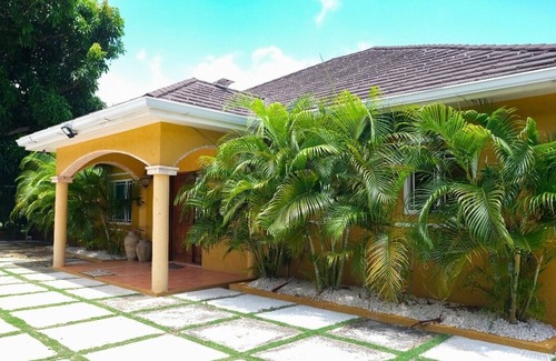Alligator Pond House | Tranquil 3-bedroom villa on beachfront lot with Pool, Gazebo and Private Beach