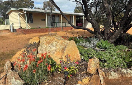 York Cabin | Tranquil and scenic family friendly 2 bedroom Cottage & Farm Stay near York WA