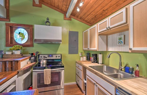 McKenna Cabin | Tranquil + Cozy Yelm Cabin Along Nisqually River!