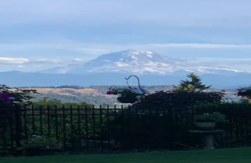 Edgewood House | Tranquil Family Retreat with Mt. Rainier Views – Spacious 4BR Home- 30 days Stay