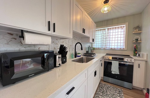 McCully - Moiliili Apartment | Tranquil Ground Floor Unit Central Honolulu w/AC