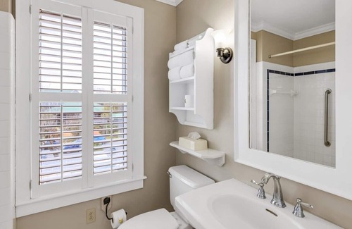Historic Downtown Manteo Apartment | Tranquil House Inn - Waterfront, Downtown Manteo - 2 Queens Standard Room 28