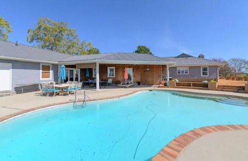 Lexington House | Tranquil house on horse farm with all amenities.