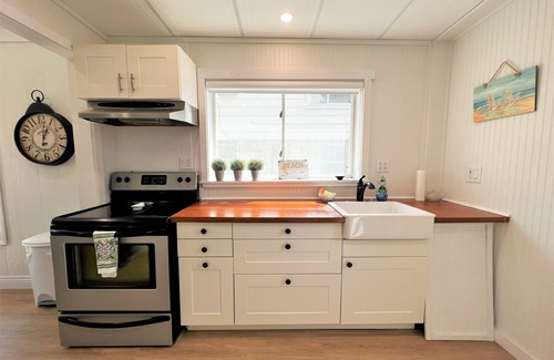 Kingsville Cottage | Tranquil Kingsville Cottage - Private Beach & Pet-Friendly!