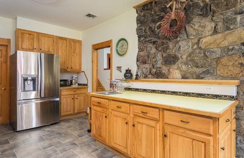 Putnam Valley House | Tranquil LakeFront Lodge w/Private Beach