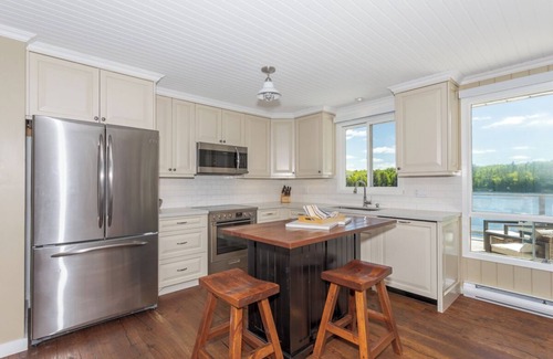Perry Cottage | Tranquil lakefront cottage near Huntsville and Algonquin Park