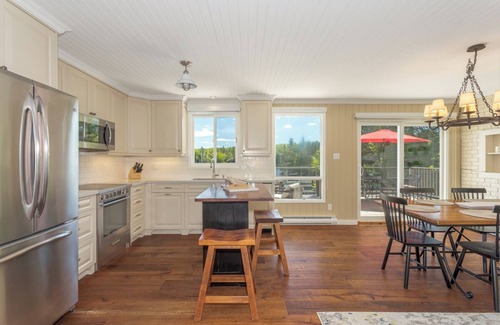 Perry Cottage | Tranquil lakefront cottage near Huntsville and Algonquin Park