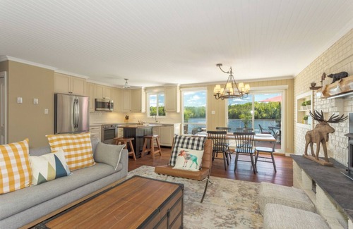 Perry Cottage | Tranquil lakefront cottage near Huntsville and Algonquin Park