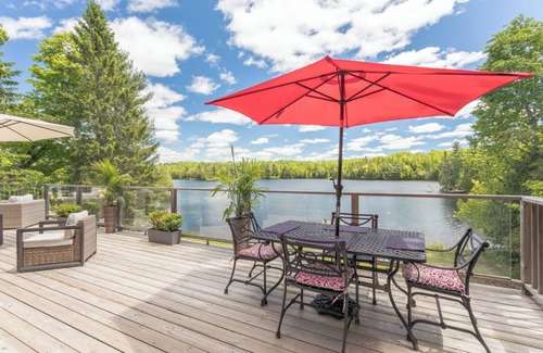 Perry Cottage | Tranquil lakefront cottage near Huntsville and Algonquin Park