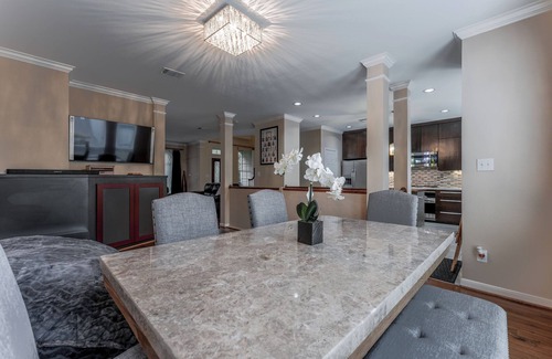 Midtown House | Tranquil Midtown Retreat: Steps to Downtown | Walk to Dinning & Nightlife