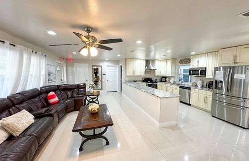 Lake Clarke Shores House | TRANQUIL PALM BEACH HOME - PRIVATE POOL WITH HOT TUB - 5BR/4BA - HOME THEATER