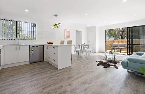 Otahuhu House | Tranquil Parkside by Sylvia Park