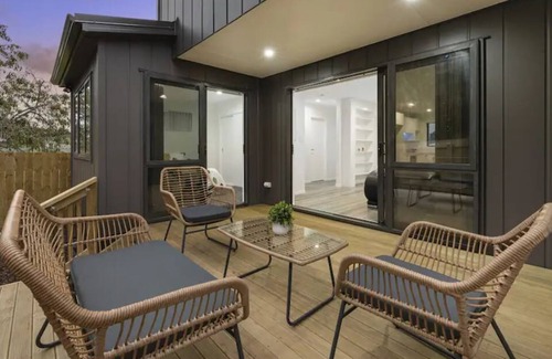 Otahuhu House | Tranquil Parkside by Sylvia Park