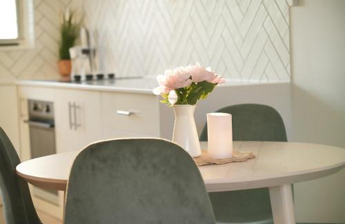 Glenelg North Apartment | Tranquil Parkside Apartment in Glenelg North
