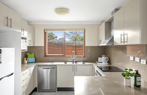 Milperra House | Tranquil Queen Room - Centrally Located at Milperra - Shared Bathroom