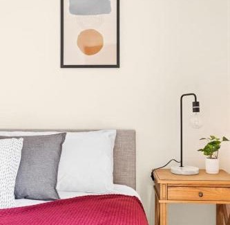 Milperra House | Tranquil Queen Room - Centrally Located at Milperra - Shared Bathroom