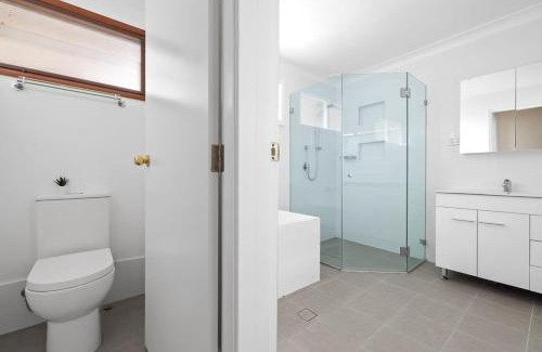 Milperra House | Tranquil Queen Room - Centrally Located at Milperra - Shared Bathroom
