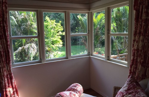 New Plymouth House | TranquilRetreat ModernComforts Near Centre, Parks+Beaches. Spa+Sauna+TennisCourt