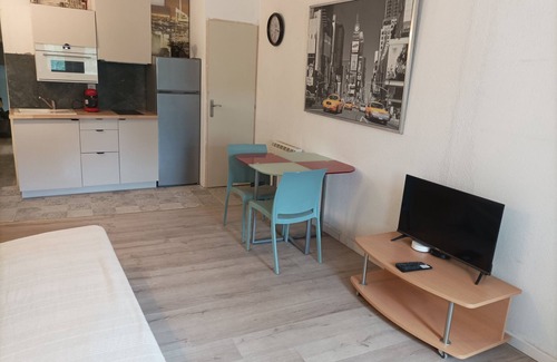Pezenas Apartment | "Transversal 3" 1-bedroom apartment-Wifi-AC-Parking optional.