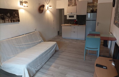 Pezenas Apartment | "Transversal 3" 1-bedroom apartment-Wifi-AC-Parking optional.