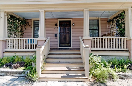 Beach Institute House | Traveler's Retreat: Your Refuge In the Old Town