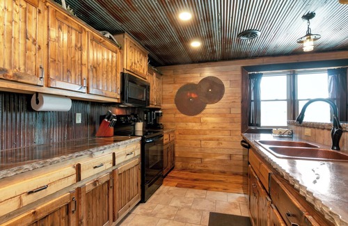 Grandview Plaza Apartment | Traveler Suite – Rustic 2 Bed, 2 Bath Apt