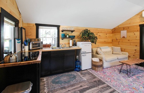 Gilman House | Travelers Haven: Cozy Romantic Log Cabin, Fire Pit, AC, Gas Grill, Dog Included, FAST WiFi,